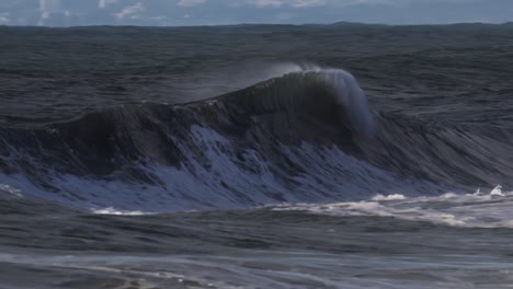 Slow-motion-of-breaking-big-ocean-waves