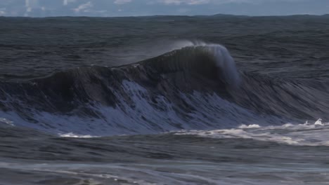 câmera lenta de quebrar grandes ondas do mar