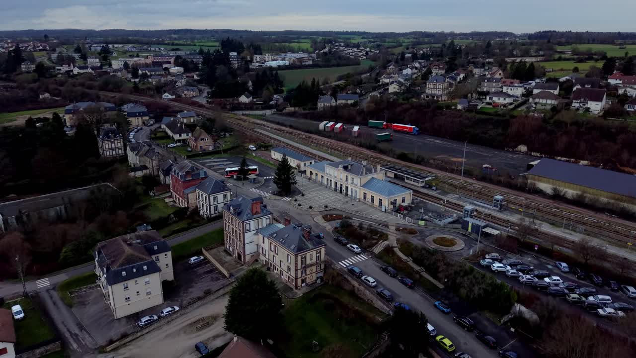 Storica stazione ferroviaria e città di L'Aigle nella campagna della Normandia, Francia. Veduta aerea con drone.