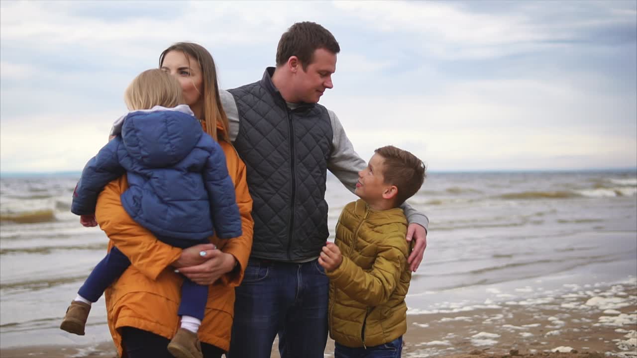 Famiglia che si diverte una giornata in spiaggia