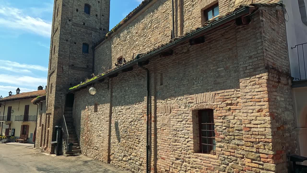 Campanile di chiesa in pietra sotto un cielo azzurro e limpido