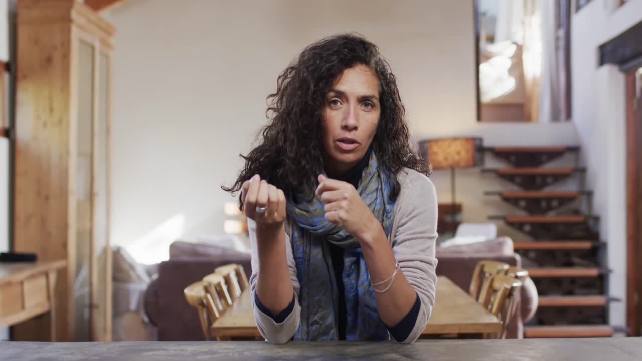 mujer caucásica haciendo una videollamada en casa, cámara lenta con espacio de copia