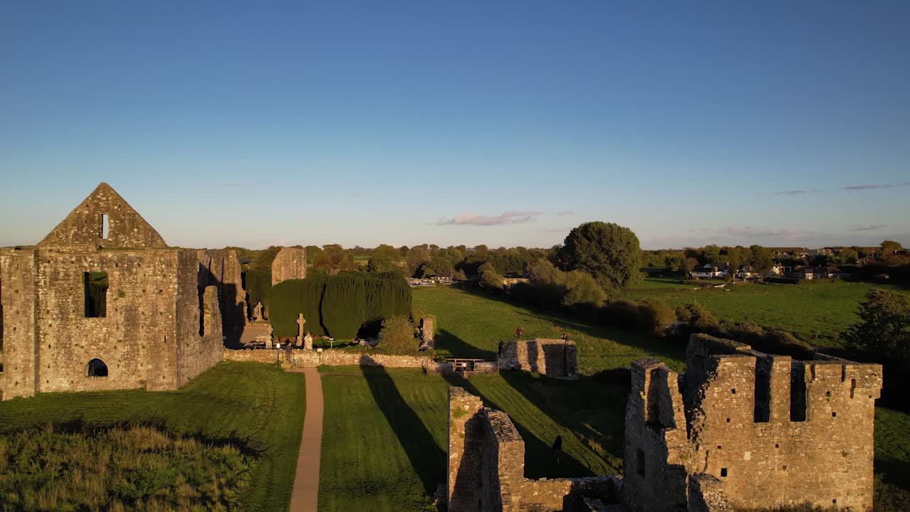 revelan una foto de la abadía de newtown cerca del condado de trim meath en el histórico valle de boyne