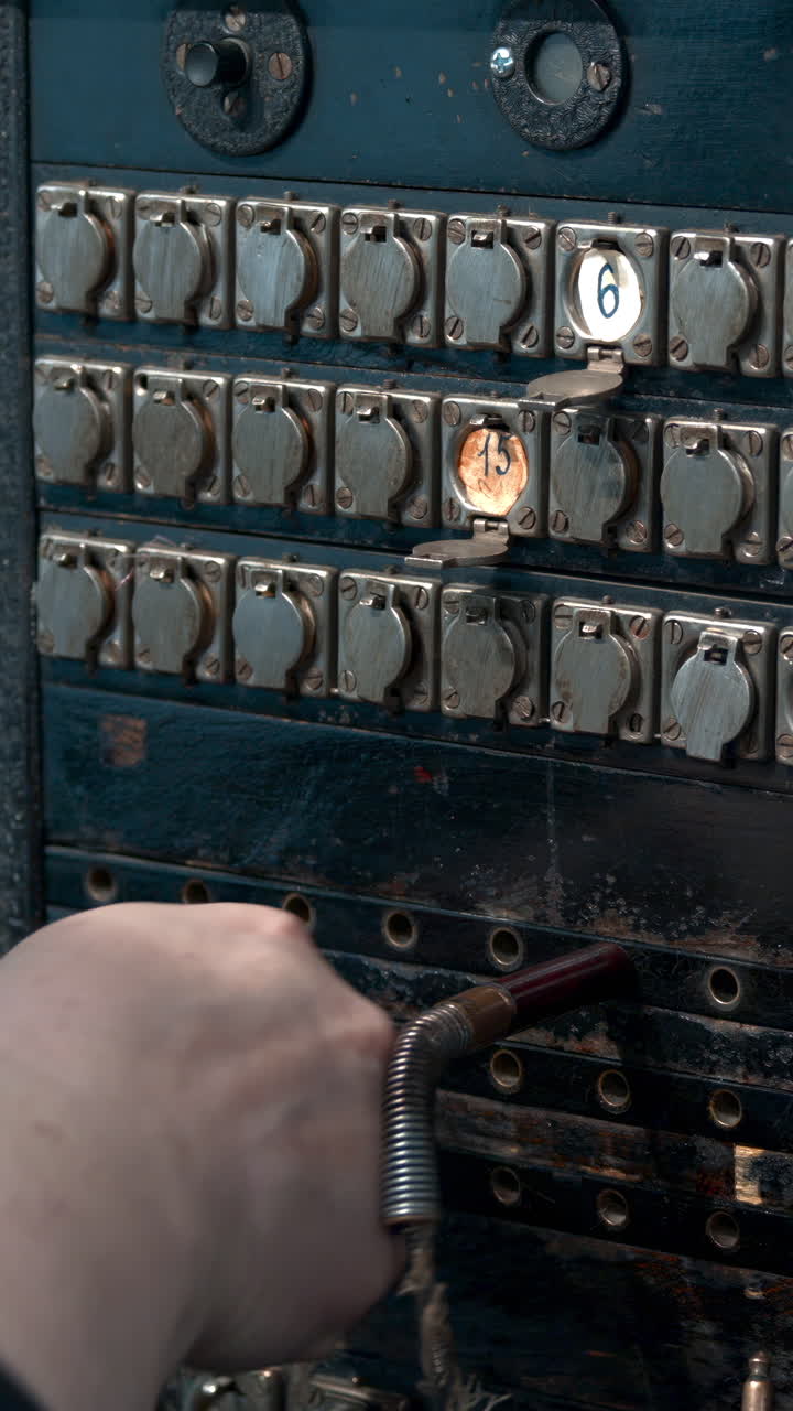 Betjening af en vintage telefoncentral med stikledninger