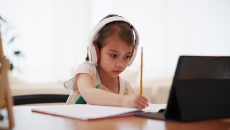 en la escritura de libros, tareas y niña con tableta