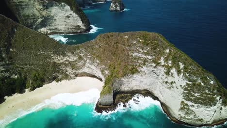 drone shot of the beautiful cliffs of kelingking beach on the island of nusa penida, indonesia