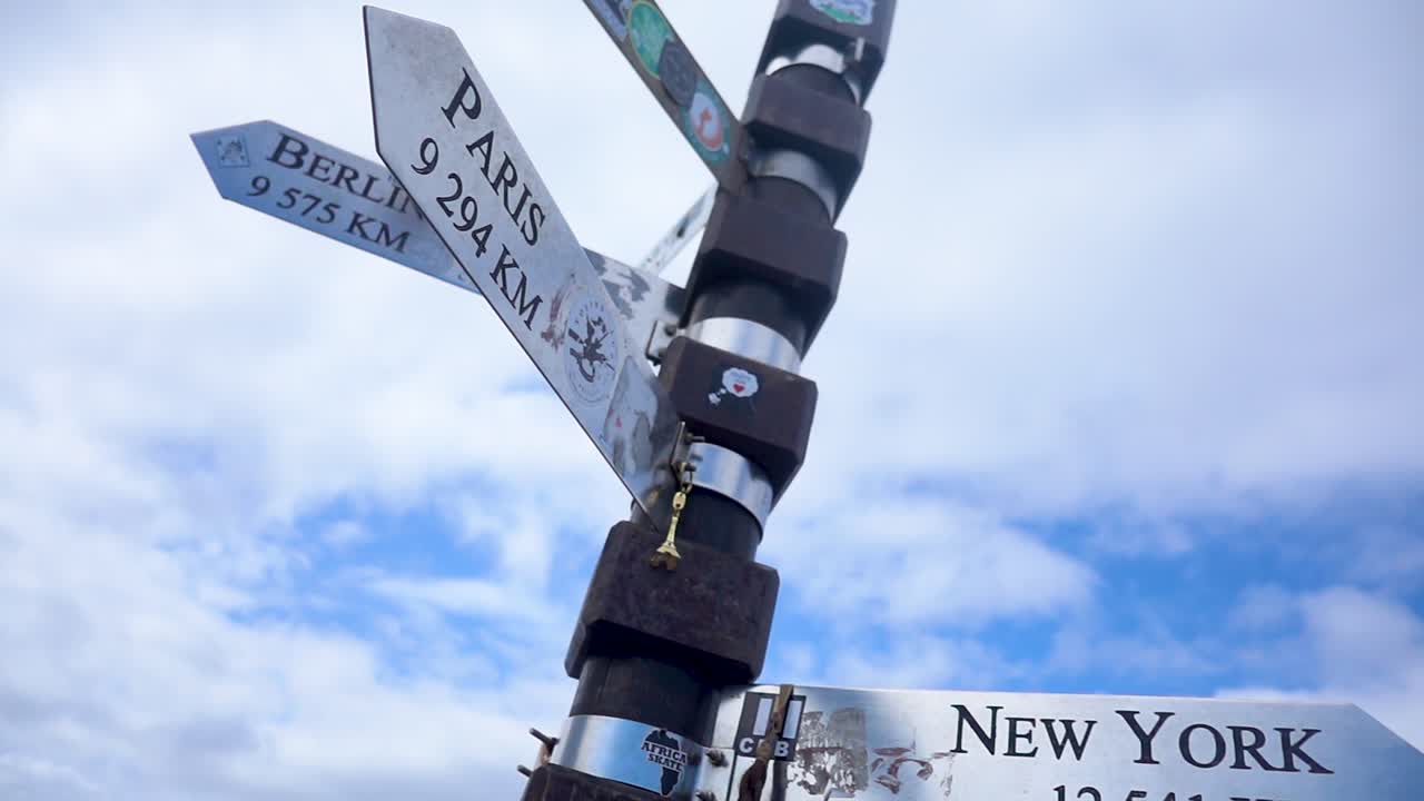 케이프타운 근처의 희망봉에 위치한 거리 기둥의 슬로우모션