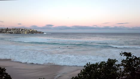 Flutwellen,-Die-Von-Surfern-Am-Bondi-Beach-Während-Des-Sonnenuntergangs-In-Sydney,-Nsw,-Australien,-Gefangen-Werden