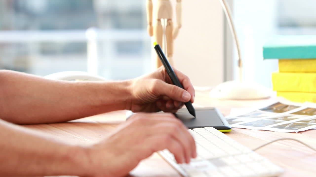 diseñador casual usando tableta gráfica y portátil