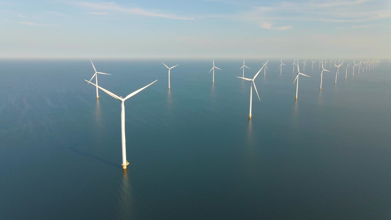 거대한 풍차 터빈, 바다에 있는 해상 풍차 농장, 웨스터메어 풍차 공원, 아름다운 밝은 날에 바다에서 고립된 풍차, 네덜란드, 플레볼랜드, 노르도오스트폴더