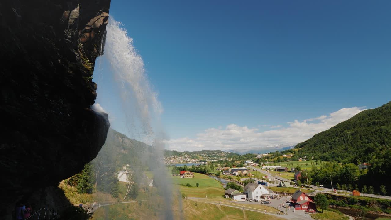 el majestuoso steinsdalsfossen es una cascada ubicada a 2 kilómetros de la ciudad de nurheimsund en th