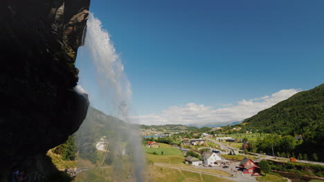 Der-Majestätische-Steinsdalsfossen-Ist-Ein-Wasserfall,-Der-2-Kilometer-Von-Der-Stadt-Nurheimsund-Entfernt-Liegt