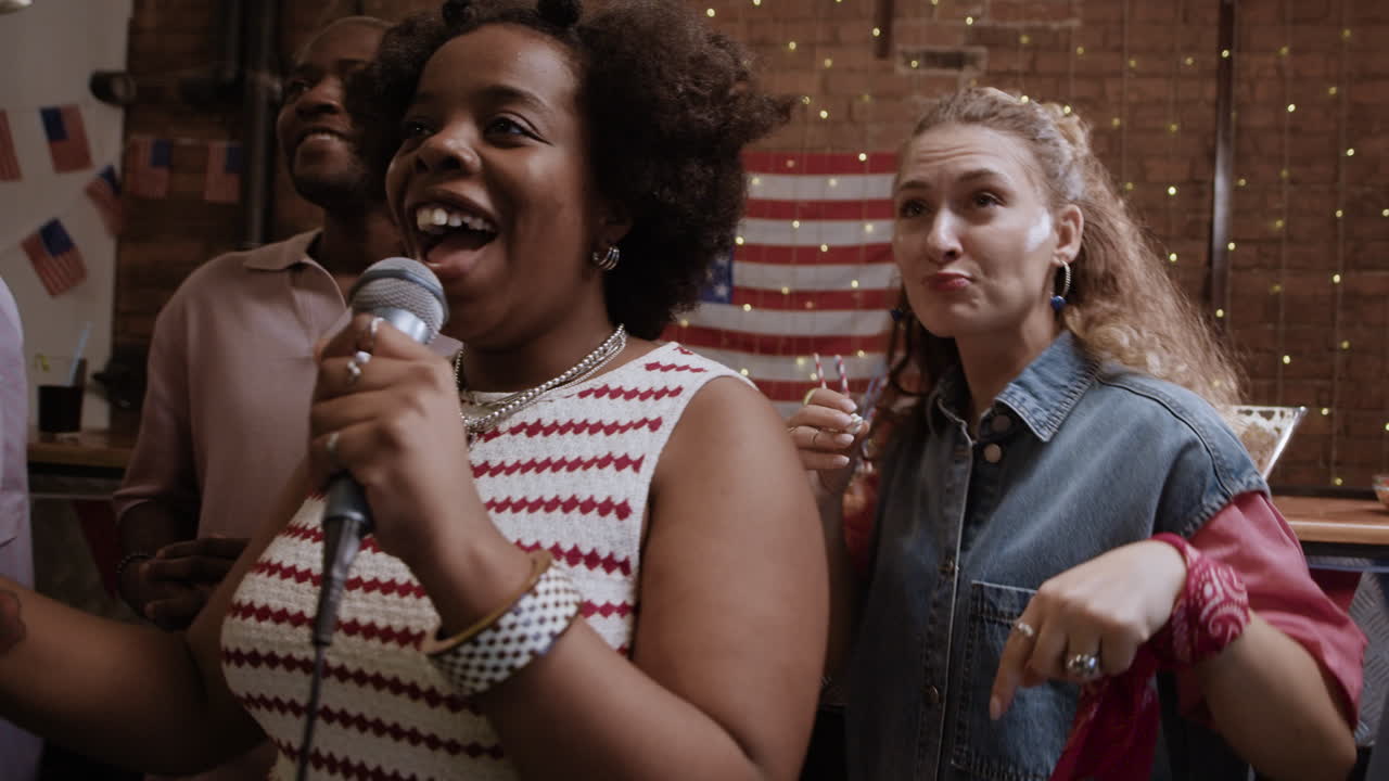 파티 에서 카라오케 를 부르는 친구 들