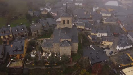 Ruhige-Drohnenaufnahmen-Zeigen-Eine-Malerische-Kirche,-Die-Von-Einem-Friedhof-Umgeben-Ist