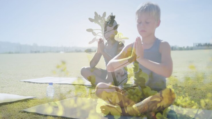 анимация растений над счастливыми разнообразными школьниками, медитирующими в классе йоги на открытом воздухе.