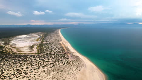 toma de drones de las minas de sal y la línea de playa en baja california sur mexico