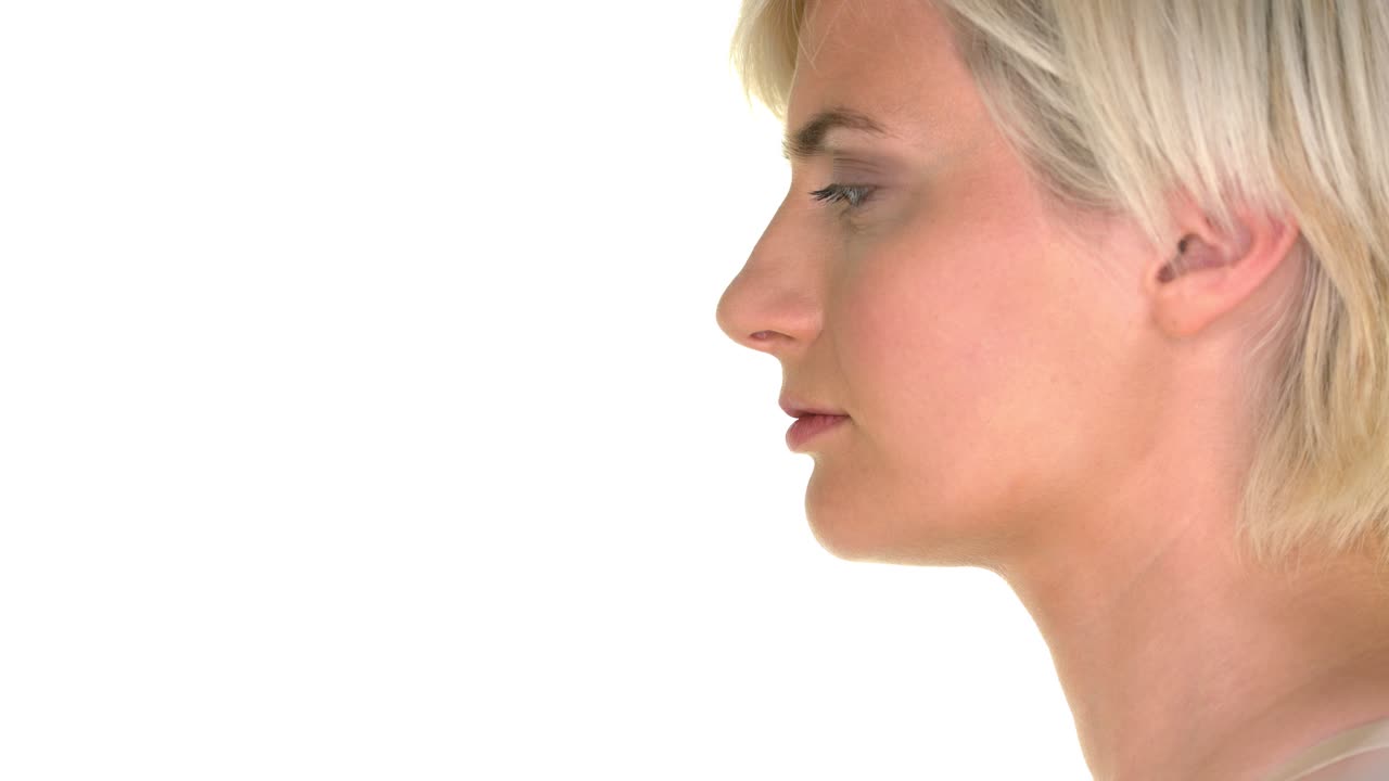 una foto de perfil de una mujer joven que se mete los dedos en la boca para inducir el vómito