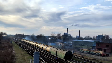 tren en movimiento lento pasando por una ciudad de trenes contaminada