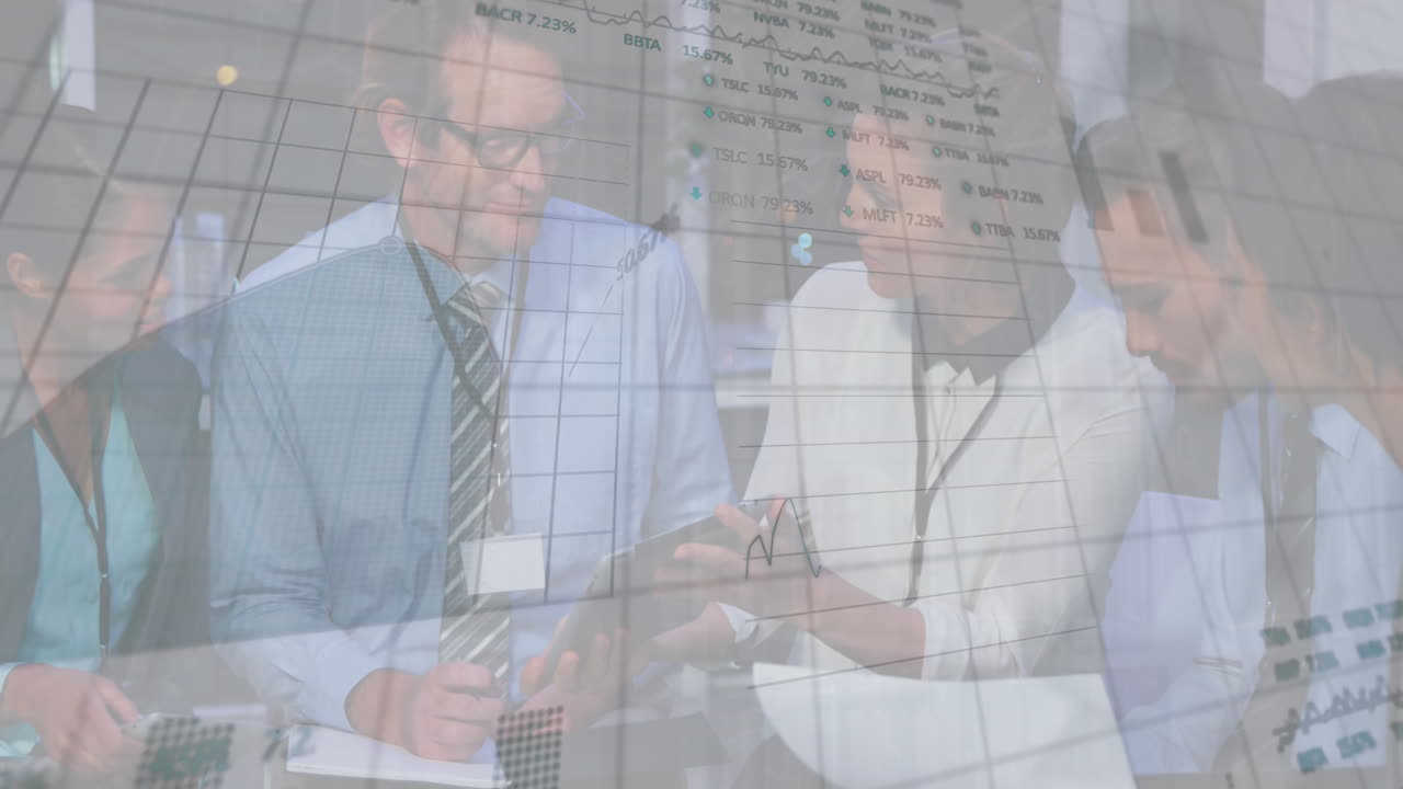 animación del procesamiento de datos del mercado de valores sobre diversos empresarios discutiendo juntos en la oficina