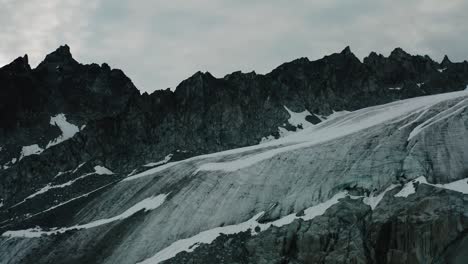 cordillera escarpada de alaska, drones volando a través de las nubes y montañas al amanecer