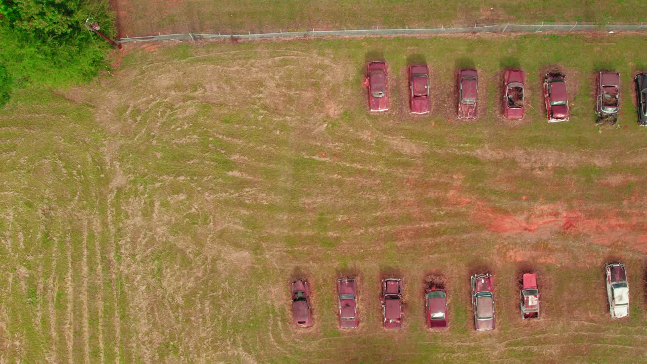 vista aérea de arriba de un depósito de chatarra con viejos coches antiguos abandonados y oxidados en sylacauga, alabama