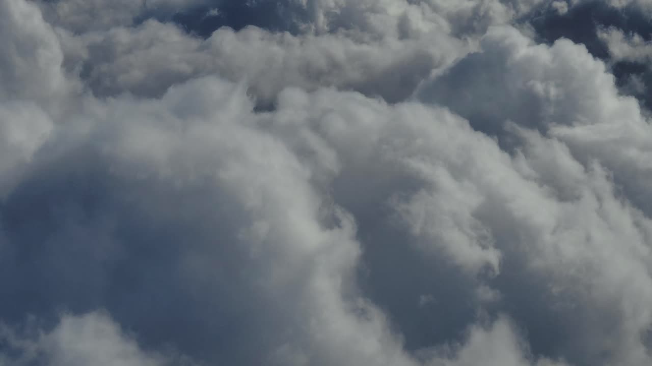 viajando de un lado a otro y hacia arriba en las nubes blancas y azules hinchadas