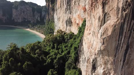Aufsteigende-Drohne-Luftaufnahme-Auf-Steilen-Kalksteinfelsen-über-Dem-Exotischen-Railay-Beach,-Krabi-Thailand