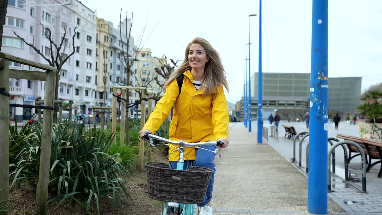 женщина едет на велосипеде в городе