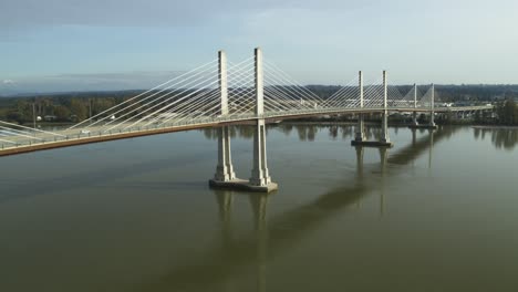 4K-Luftaufnahmen-Der-Golden-Ears-Bridge-In-Maple-Ridge,-Die-Langley-über-Den-Fraser-River-Verbindet