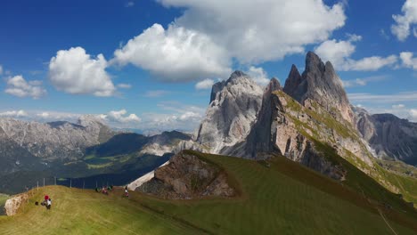 Inclinación-Aérea-De-La-Hermosa-Y-Majestuosa-Montaña-Seceda-En-Italia