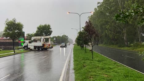 Queensland,-NSW,-Australien,-Überschwemmungen-Im-Februar-–-Der-Vorortverkehr-In-Brisbane-Wird-Angehalten-Und-Ein-Rettungslastwagen-Fährt-Rückwärts-In-Den-Gestrandeten-Verkehr,-Da-Starker-Regen-Die-Bedingungen-Weiterhin-Tückisch-Macht