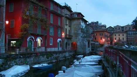 Un-Hermoso-Pequeño-Pueblo-Italiano-En-La-Noche