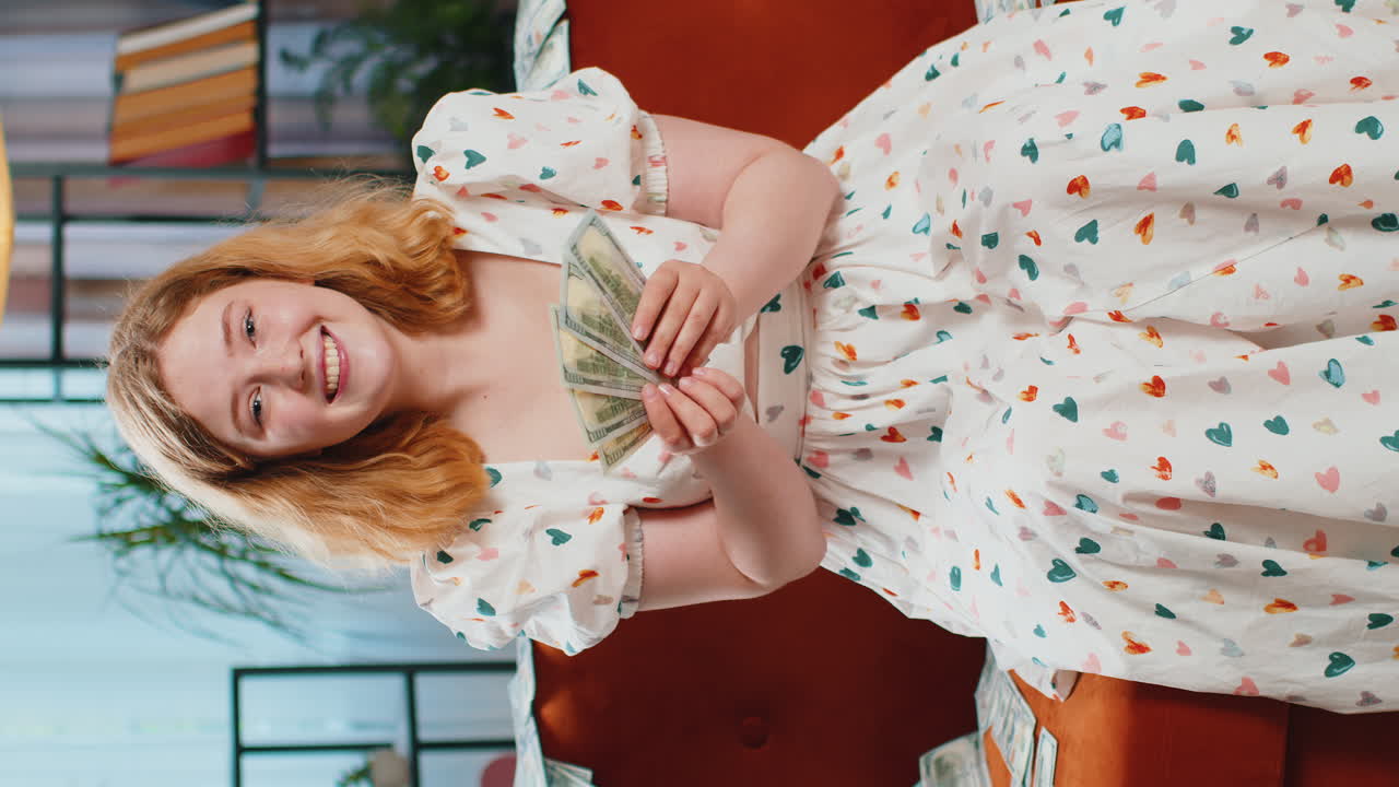 exitosa mujer de negocios rica contando dinero animándose con altas ganancias juego de lotería ganar