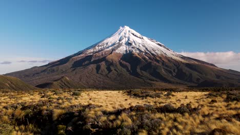 Vista-Impresionante-Del-Volcán-En-Forma-De-Cono-Perfecto