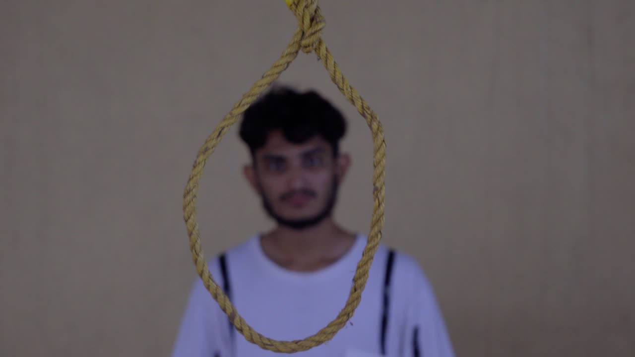 prisionero mirando la cuerda en el cambio de enfoque de la sentencia de muerte