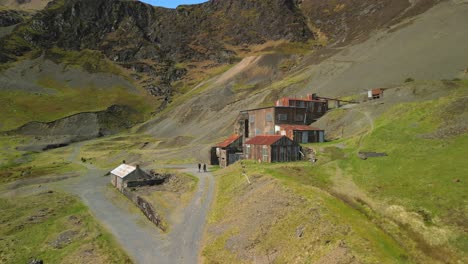 Verlassene-Rostige-Industriegebäude-In-Force-Crag-Mine-Coledale-Beck-Im-Englischen-Lake-District