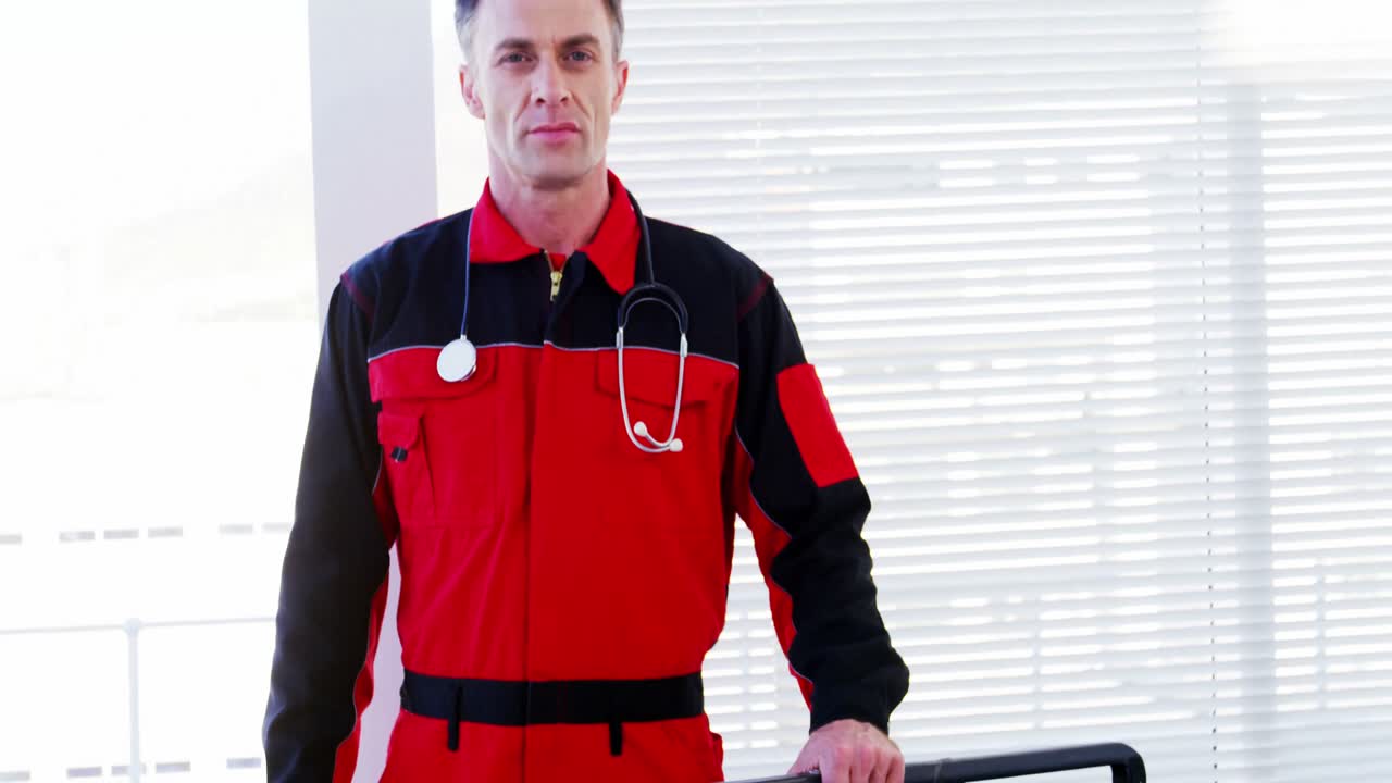 스트레처 를 들고 서 있는 남성 구급대원 의 초상화