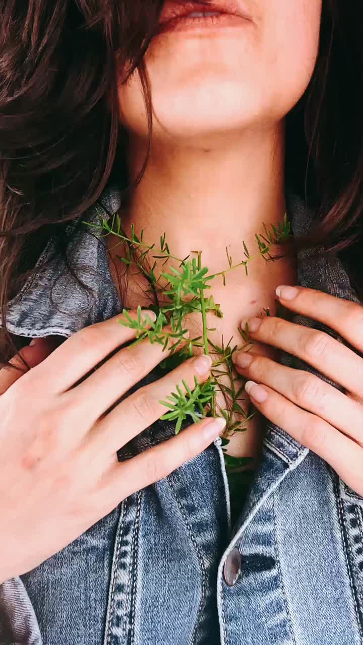 가에 식물이 있는 여자