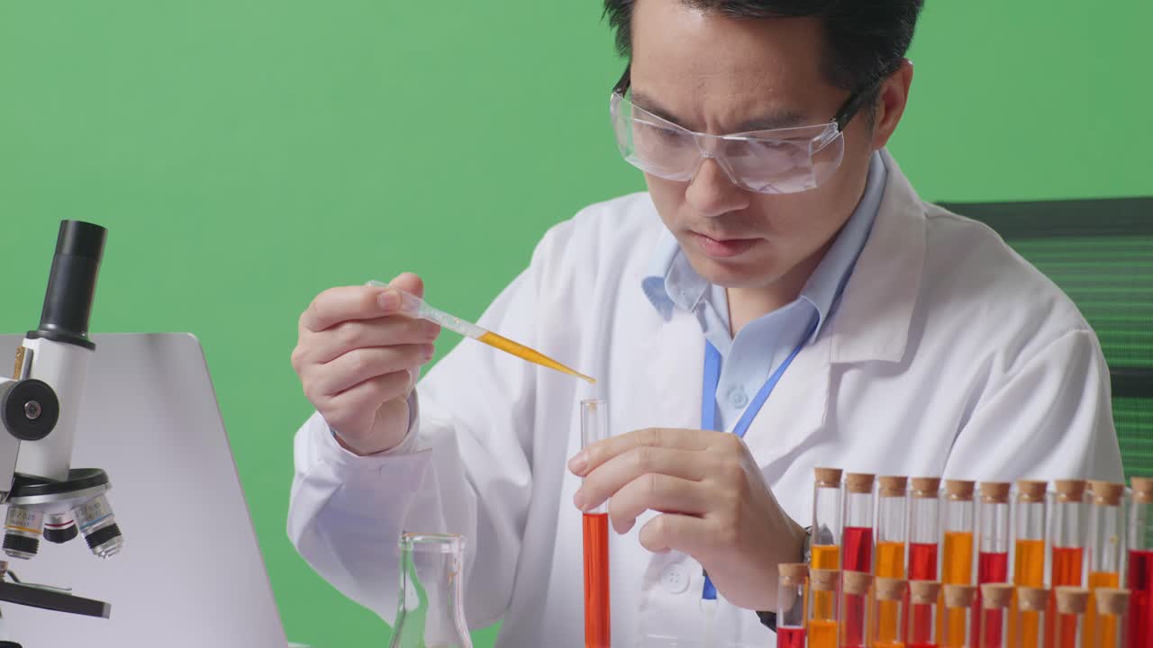 실험실에서 일하는 과학자