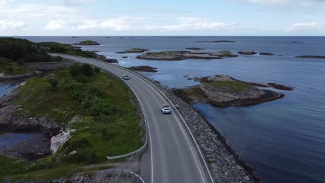 Coches-Circulando-Por-La-Famosa-Carretera-Del-Atlántico-En-Noruega