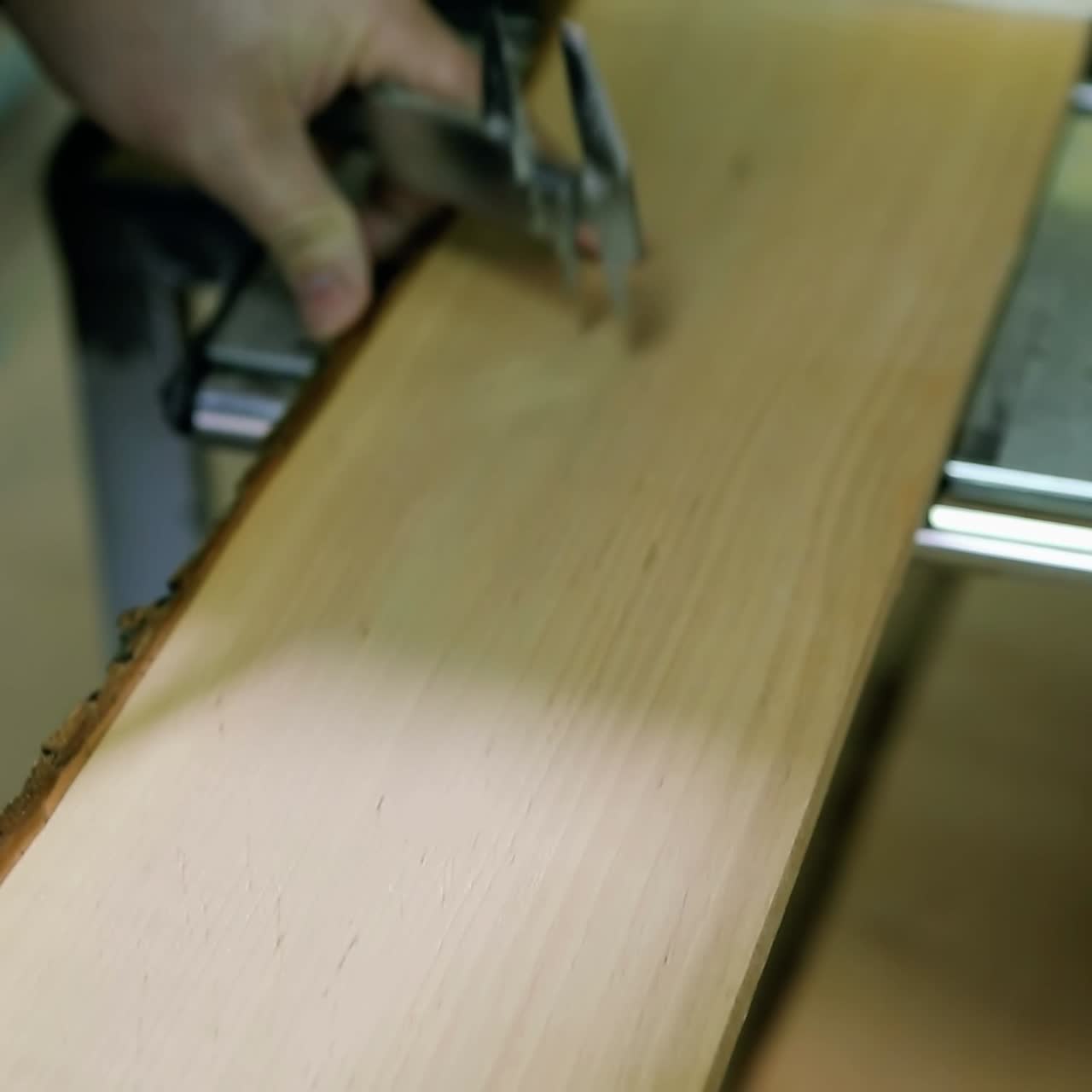 aserrar una tabla de madera con una sierra