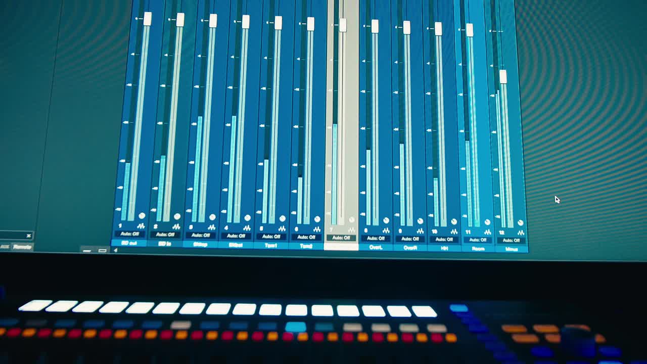 스튜디오에서 음악을 만드는 사운드 엔지니어, 라디오 방송 스튜디오에서 일하는 아시아 인기 dj 또는 녹음 스튜디오, 리허설, 오디오 프로덕션에서 일하는 음악 프로듀서.