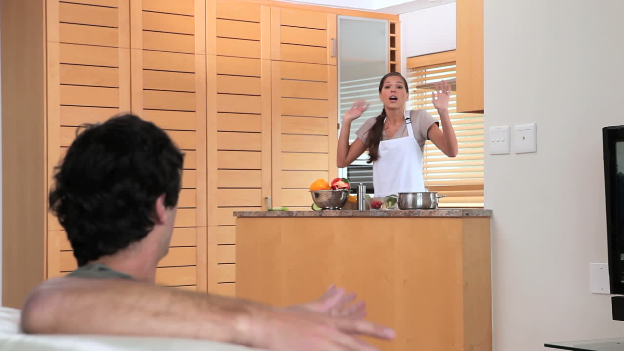 분노 한 부부 가 논쟁 을 벌이고 있다