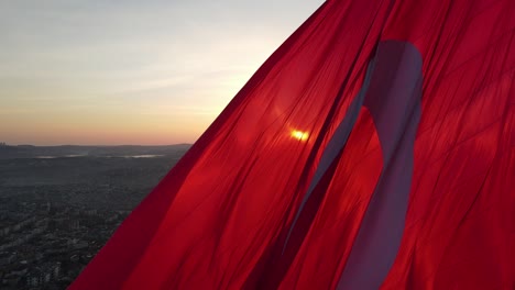 bandera turca en la colina de camlica uskudar istanbul turquía