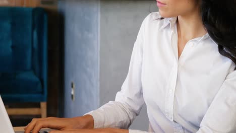 mujer de negocios usando una computadora portátil