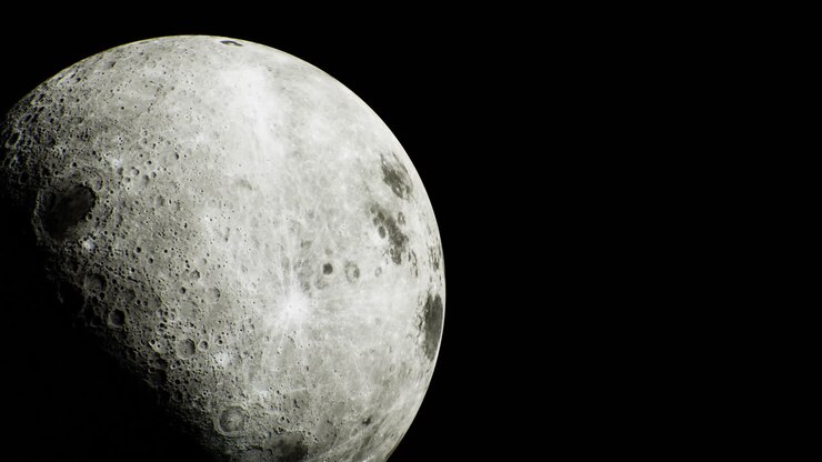 Visão clara e detalhada da lua, mostrando crateras e textura da superfície