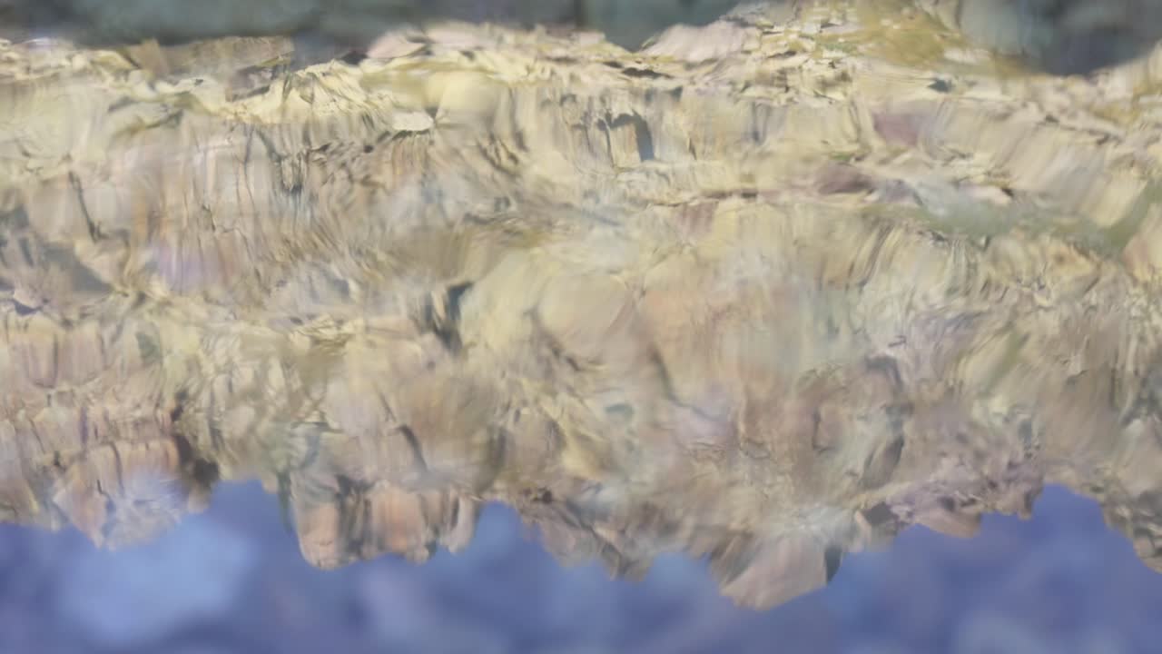 물에 산의 반사