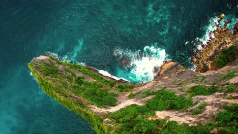 4K-Drohne-Obenliegende-Pfanne-Entlang-Hoher-Kalksteinfelsen-Bei-Nusa-Penida,-Indonesien