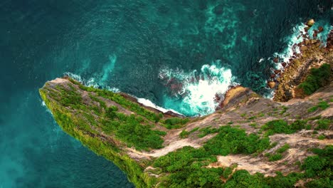 panel superior de drones 4k a lo largo de altos acantilados de piedra caliza en nusa penida, indonesia