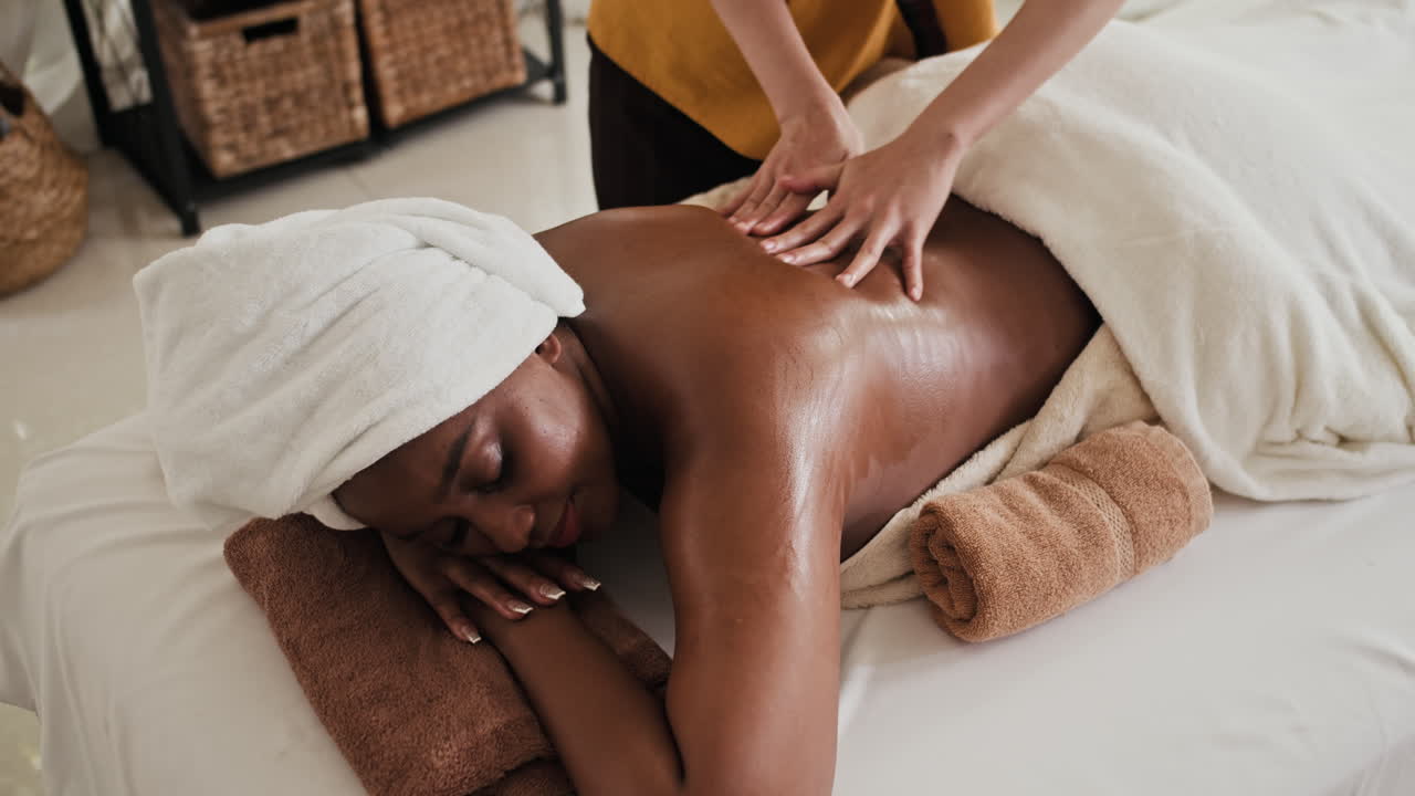 Kvinde der får rygmassage i en spa-salon